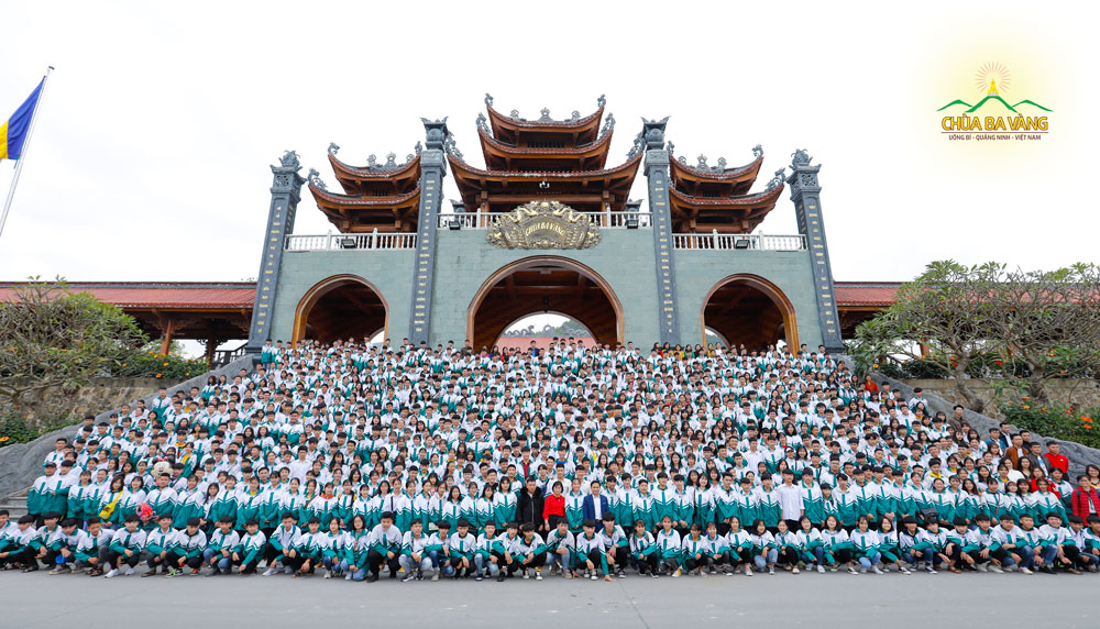 1000 bạn học sinh trường THPT Lý Nam Đế đã có mặt tại chùa Ba Vàng 