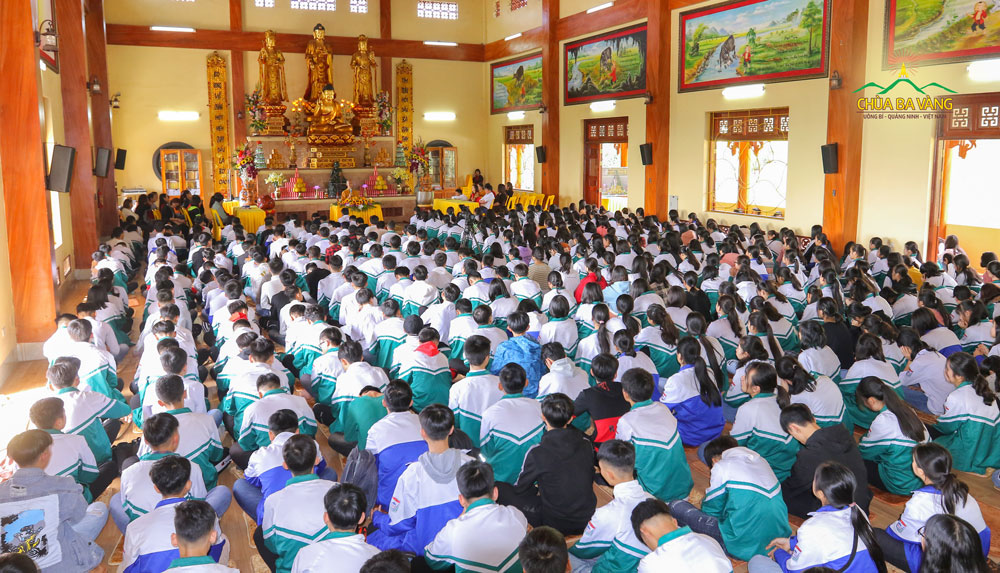 550 học sinh và giáo viên trường THPT Đại Từ - Thái Nguyên đã có buổi sinh hoạt ngoại khóa ý nghĩa tại chùa