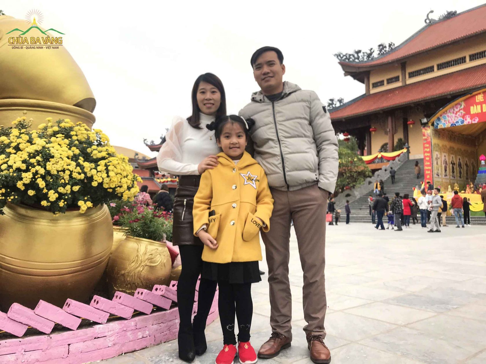 Anh Nguyễn Phúc Diện chụp hình lưu niệm cùng gia đình tại chùa Ba Vàng
