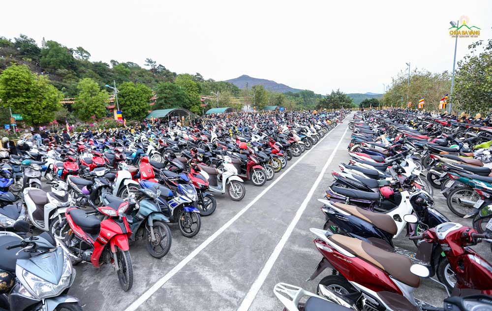 Bãi trông xe máy miễn phí của chùa ngày mùng 3 Tết trong trạng thái chật kín