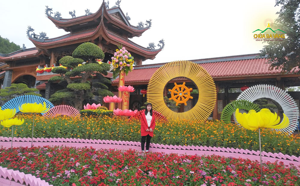 Bạn Nguyễn Thị Thu Hiền chụp ảnh kỷ niệm trong chuyến đi tham quan tại chùa 
