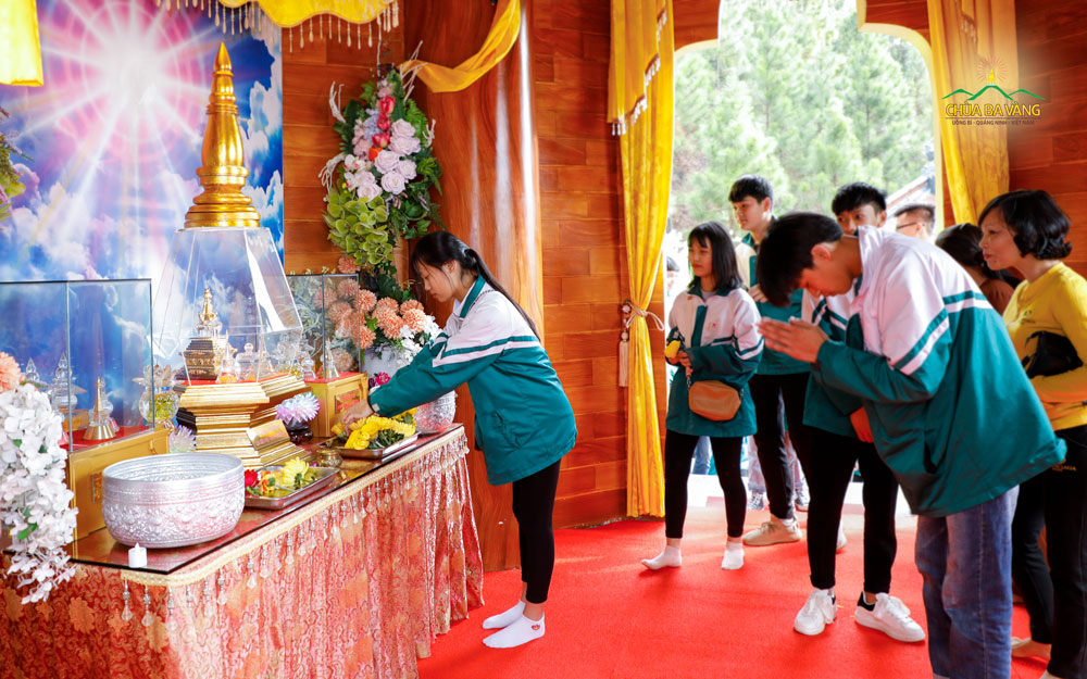 Các bạn trẻ cúng dường hoa tươi tới Xá Lợi Phật 