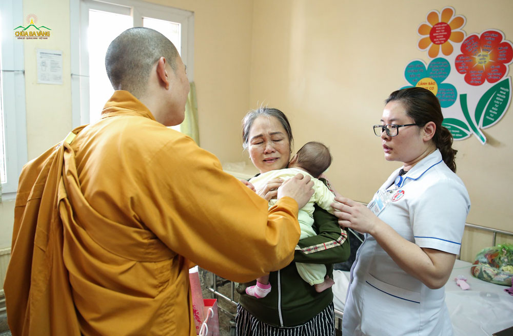 Bệnh nhân không kìm được nước mắt khi nhận được sự quan tâm của chư Tăng chùa Ba Vàng