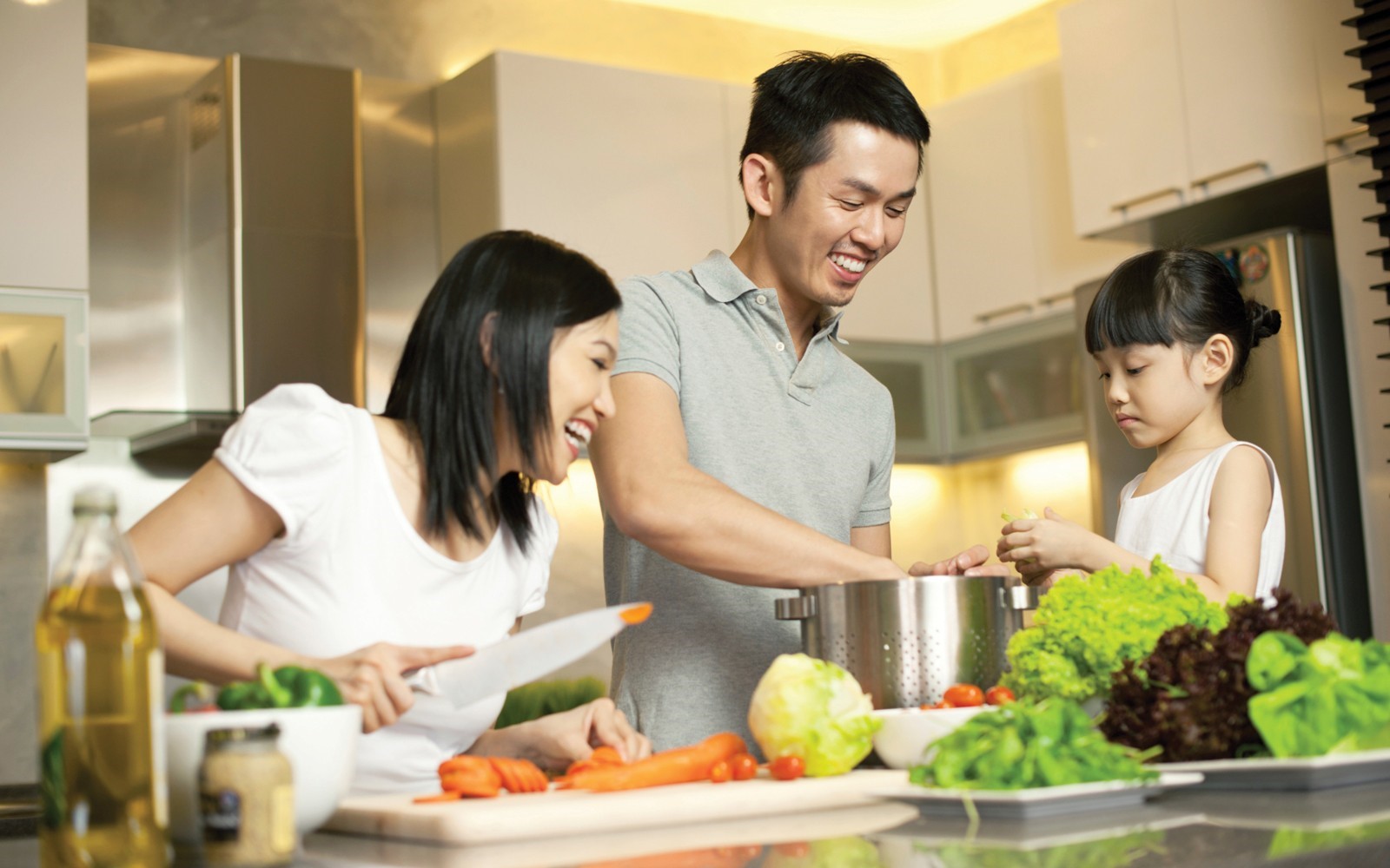 Các thành viên trong gia đình cùng nhau vào bếp để chuẩn bị bữa cơm 