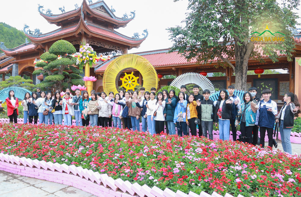 Các bạn học sinh chụp ảnh lưu niệm tại chùa 