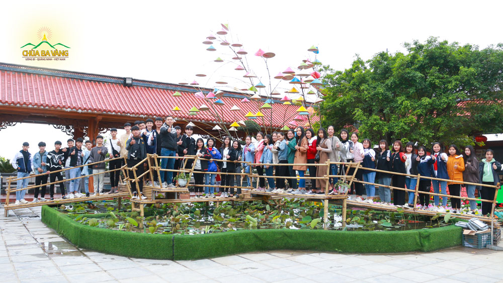 Các bạn học sinh và thầy giáo Trường THPT Lương Phú hân hoan về chùa tham quan và vãng cảnh 