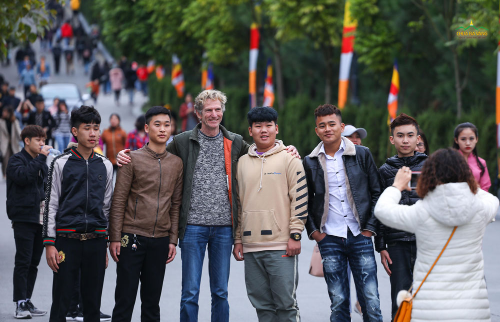 Các bạn trẻ hào hứng khi chụp ảnh với du khách nước ngoài