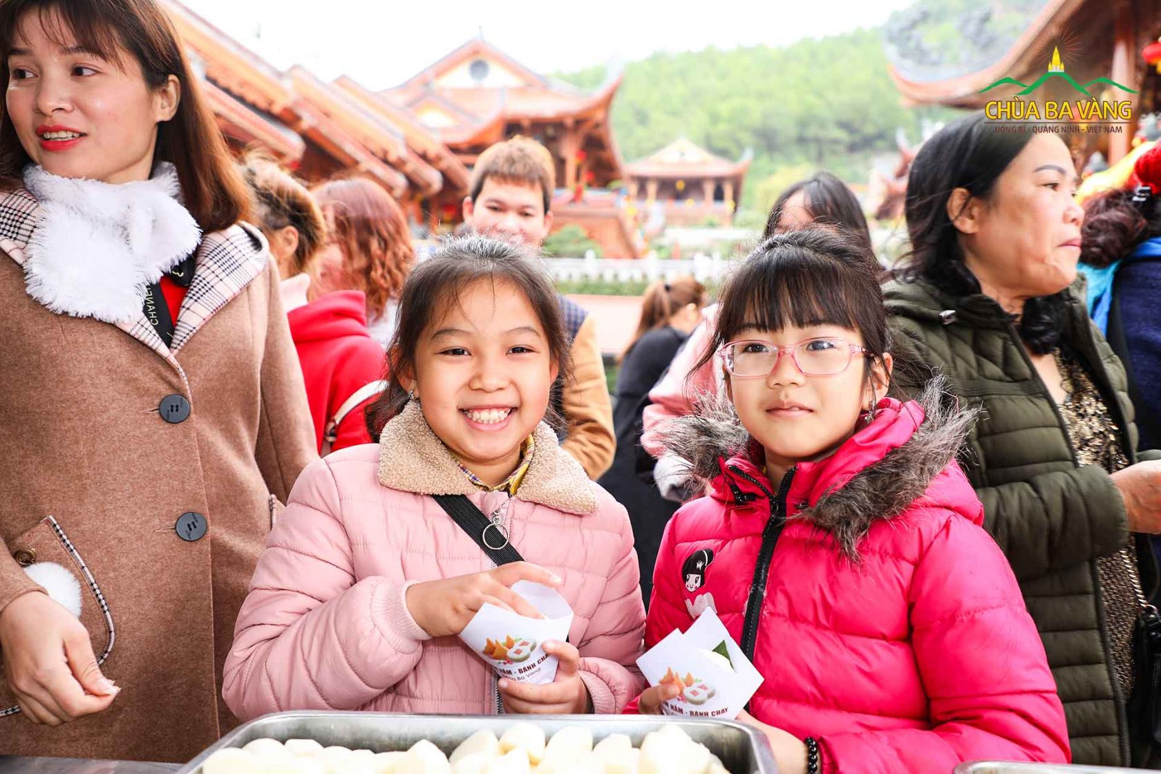 Hai bé gái rất hào hứng khi nhận được đồ ăn chay của chùa