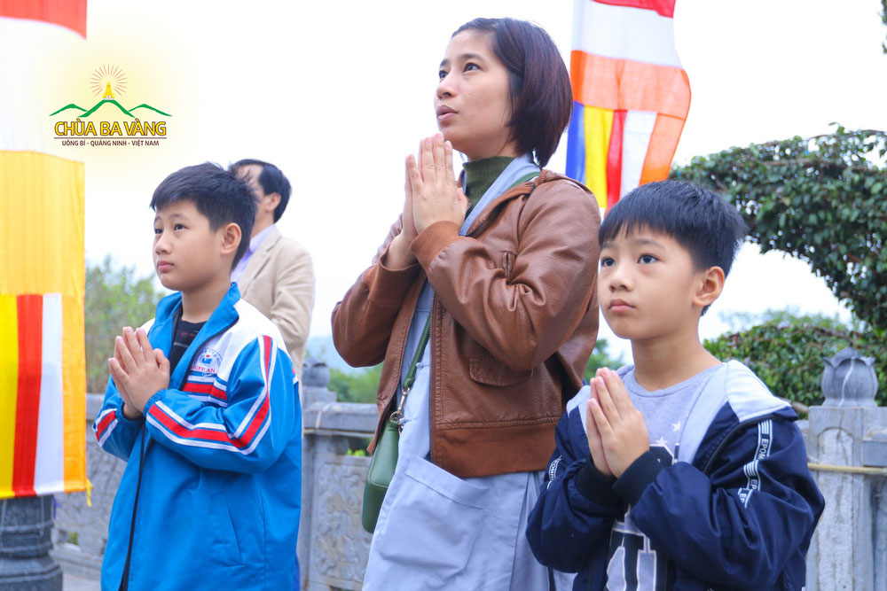 Các em nhỏ theo mẹ lên chùa lễ Phật 