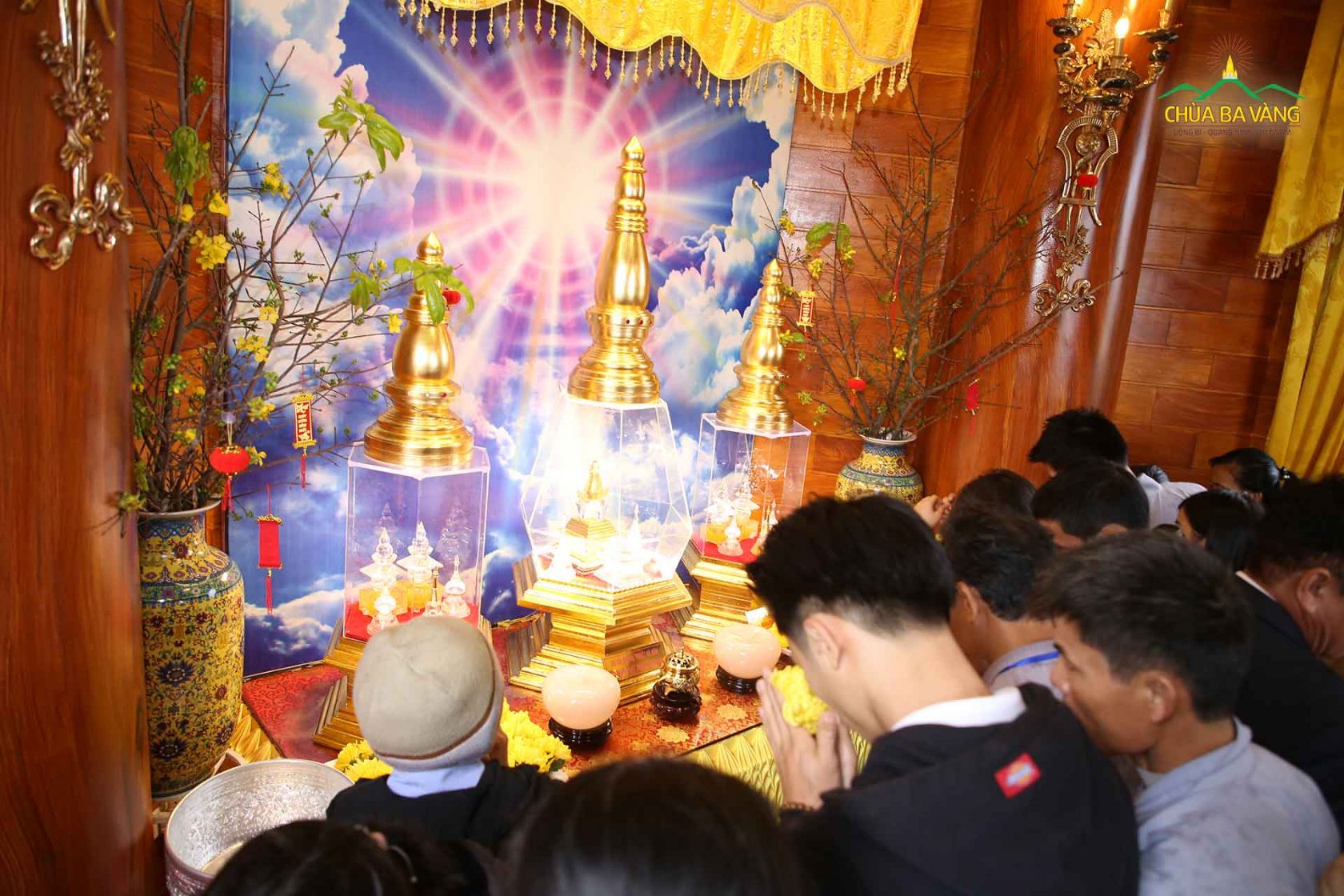 Các Phật tử thành kính dâng hoa cúng dường Xá Lợi Phật