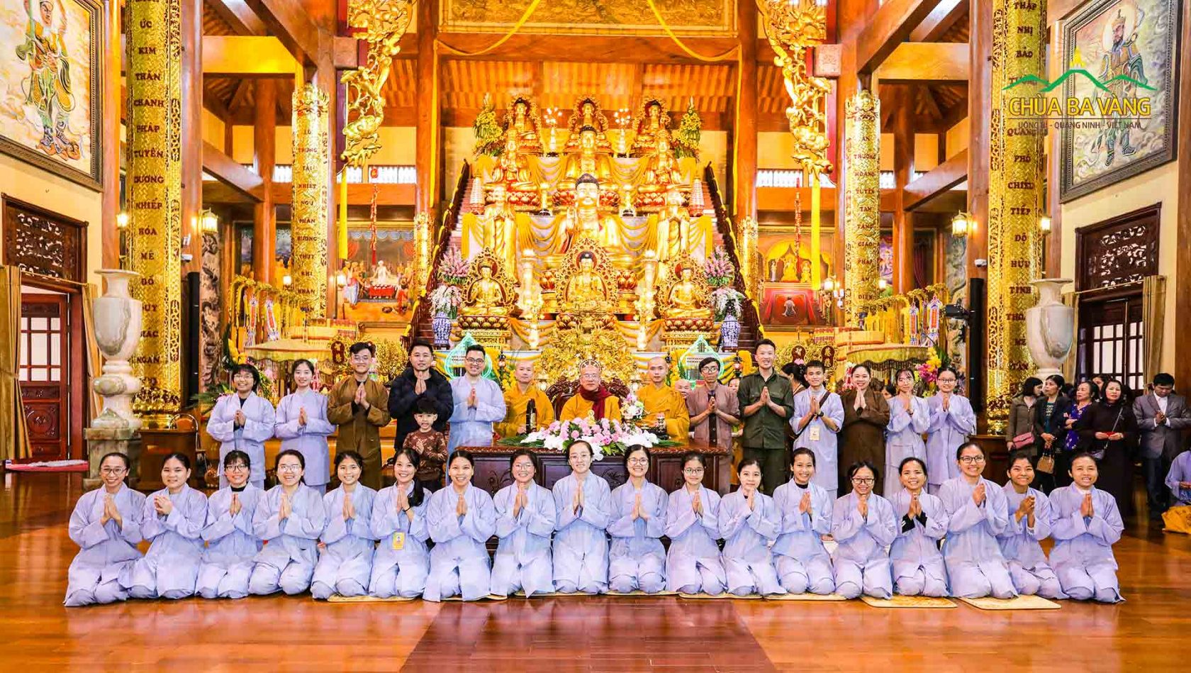 Các Phật tử trẻ rất hoan hỷ khi được với Sư Phụ sau lễ Khánh Tuế