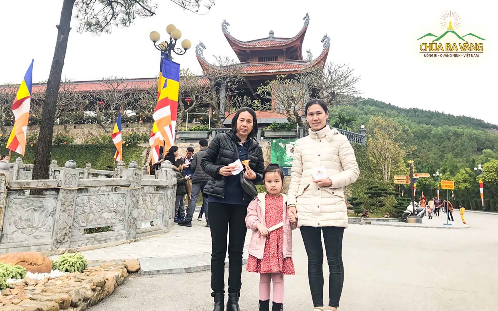 Chị Ngọc Quyên cùng gia đình rất hoan hỷ khi nhận được đồ ăn chay tại chùa