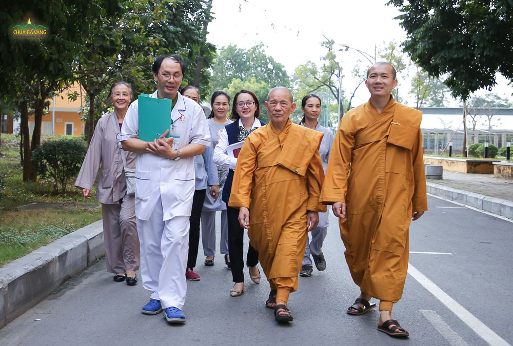 Chư Tăng, bác sĩ cùng các Phật tử đang tiến về khu điều trị của bệnh viện