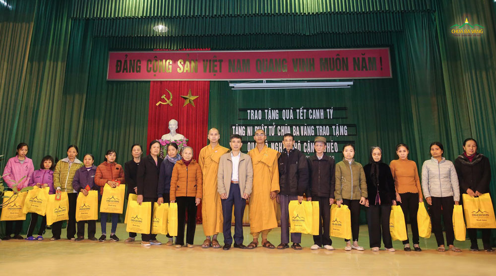 Chư Tăng chùa Ba Vàng chụp hình lưu niệm cùng bà con nhân dân tỉnh Bắc Ninh