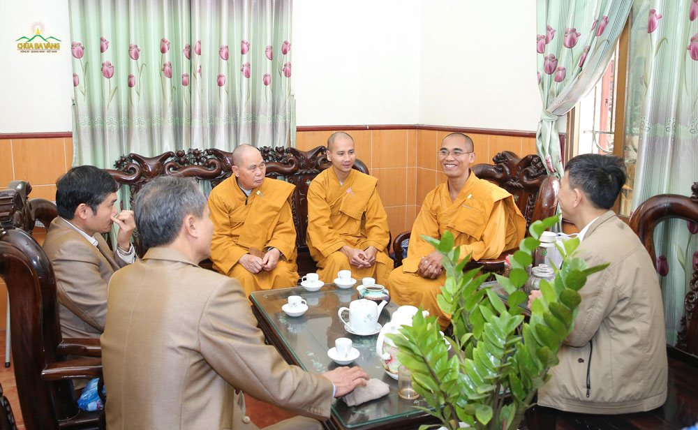 Chư Tăng chùa Ba vàng đã có buổi gặp mặt và trao đổi với các lãnh đạo địa phương