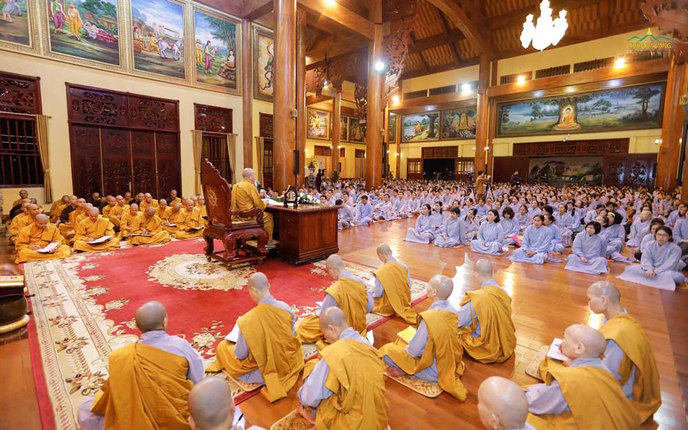 Chư Tăng Ni và Phật tử hướng tâm để lắng nghe những lời Pháp nhũ trong bài giảng học từ dây bầu leo của Sư Phụ 