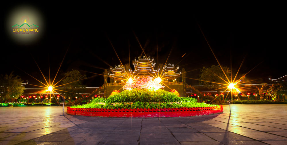 Cổng Tam Quan Ngoại rực sáng trong đêm