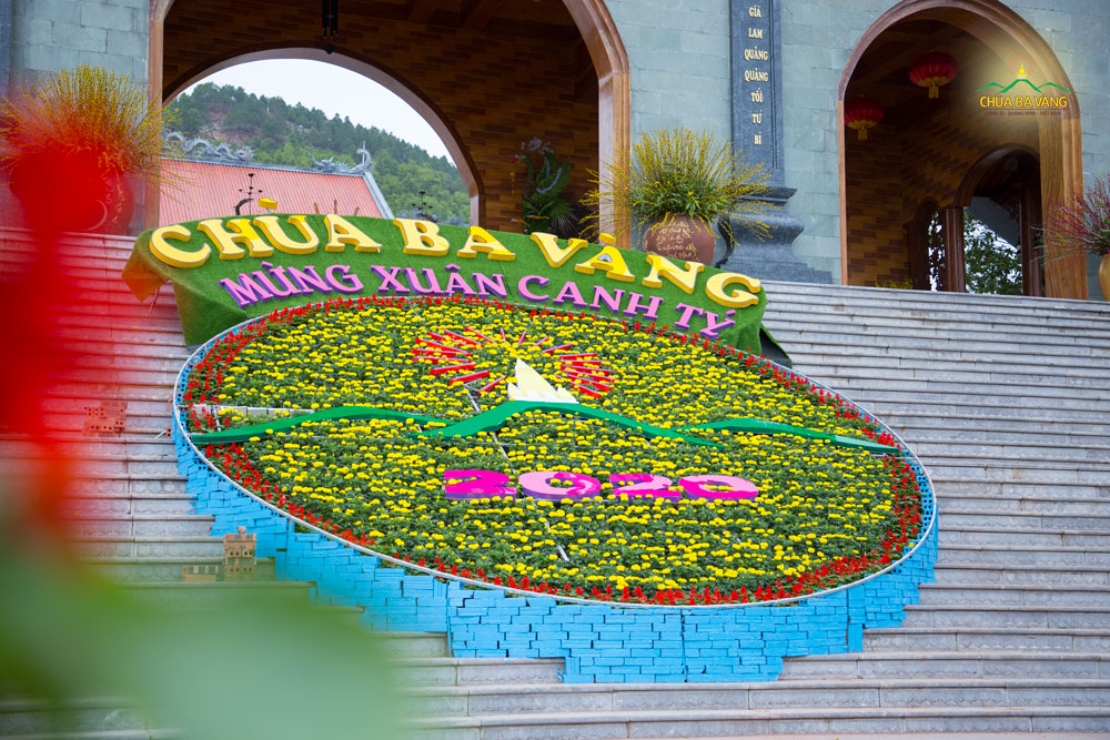 Hình ảnh ba ngôi báu tỏa sáng giữa ngàn muôn sắc hoa trước cổng Tam Quan Nội