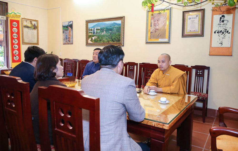 Thay mặt chư Tăng, Đại đức Thích Trúc Bảo Hội đã đón tiếp phái đoàn tại phòng khách chùa Ba Vàng