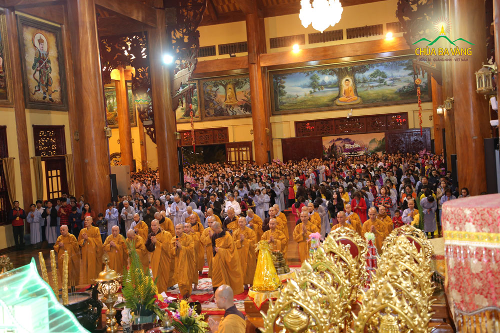 Hàng nghìn Phật tử đã về chùa tham gia thời khóa sám hối cuối năm