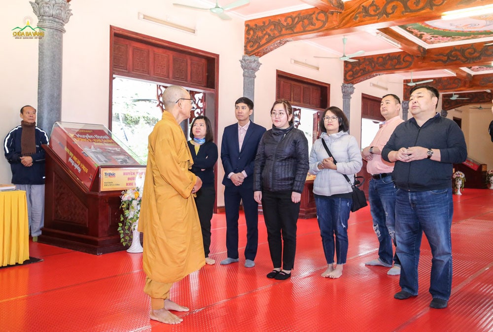 Đại đức Thích Trúc Bảo Nghĩa dẫn đoàn đi thăm quan khu đền thờ các anh hùng liệt sĩ của chùa
