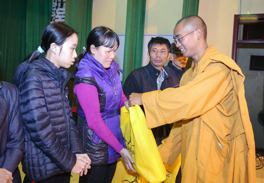 Đại đức Thích Trúc Bảo Tuệ tặng quà cho các hộ nghèo tại tỉnh Bắc Ninh
