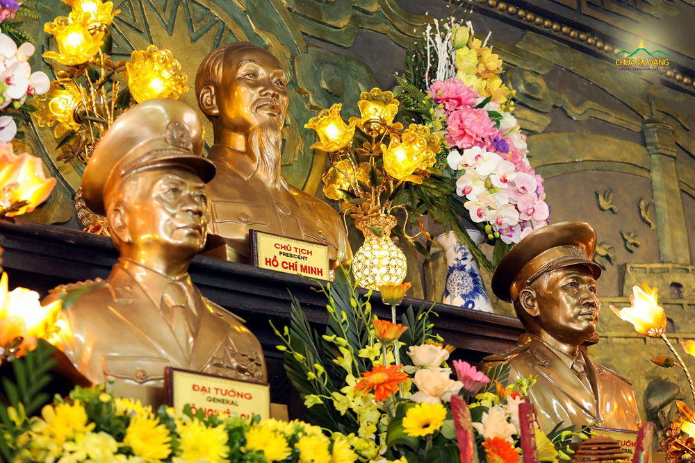Điện thờ chủ tịch Hồ Chí Minh và vị Đại tướng Võ Nguyên Giáp và Đại tướng Nguyễn Chí Thanh 