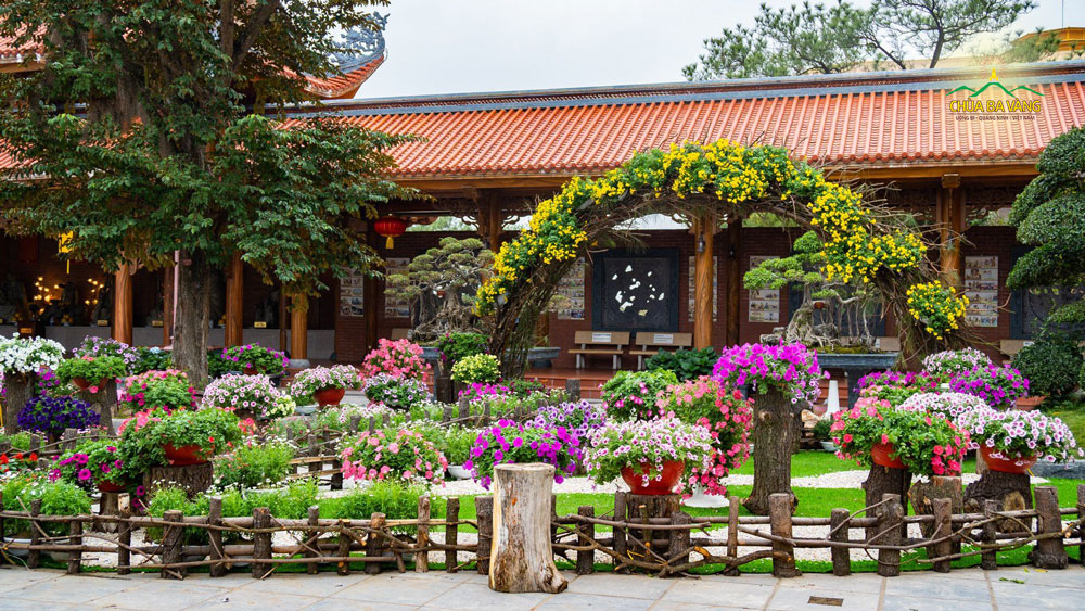 Dọc dãy hành lang La Hán là những tiểu cảnh hoa được trang trí vô cùng đặc sắc