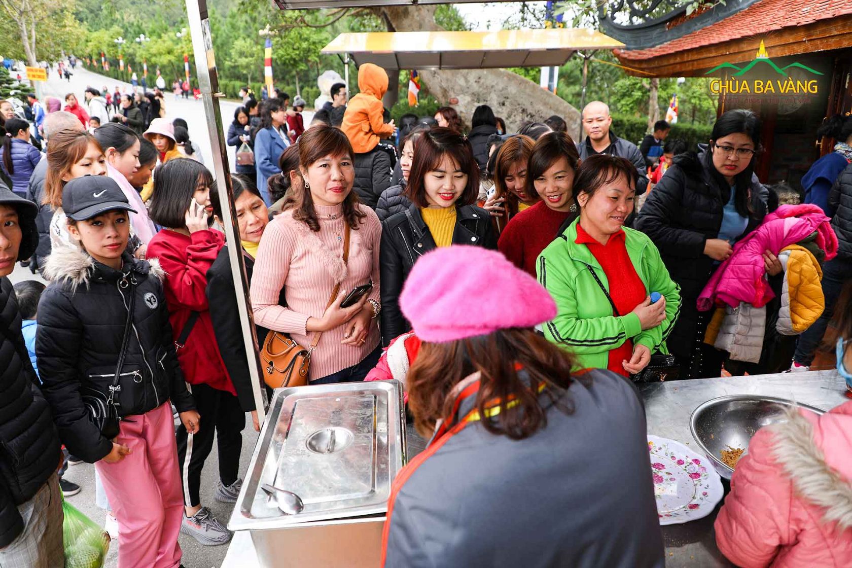 Du khách xếp hàng dài để xin bánh Samosa tại các điểm phát lộc của chùa