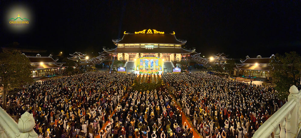 Hàng ngàn Phật tử về chùa tham dự đêm mừng ngày Phật thành đạo 