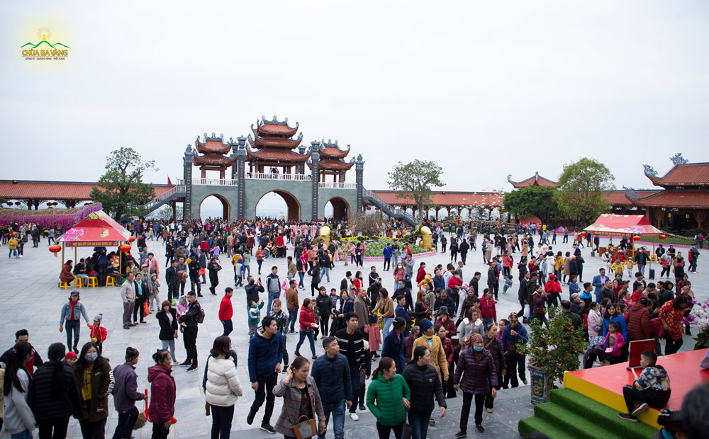 Hàng nghìn du khách thập phương về chùa hành hương lễ Phật