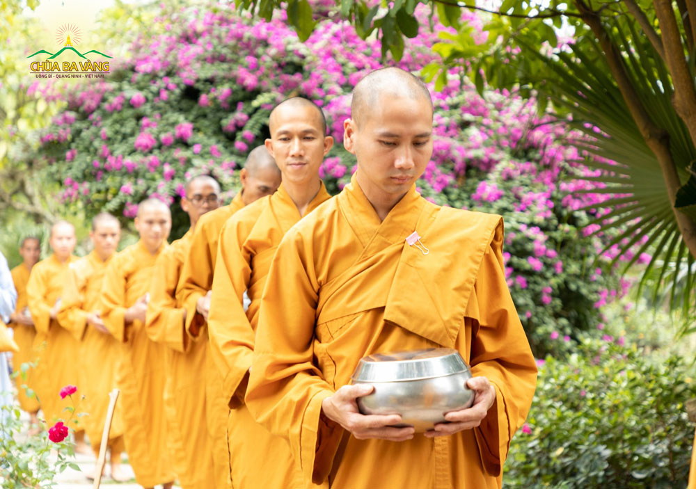 Hình ảnh Tăng đoàn trì bình khất thực như thời Đức Phật còn tại thế 