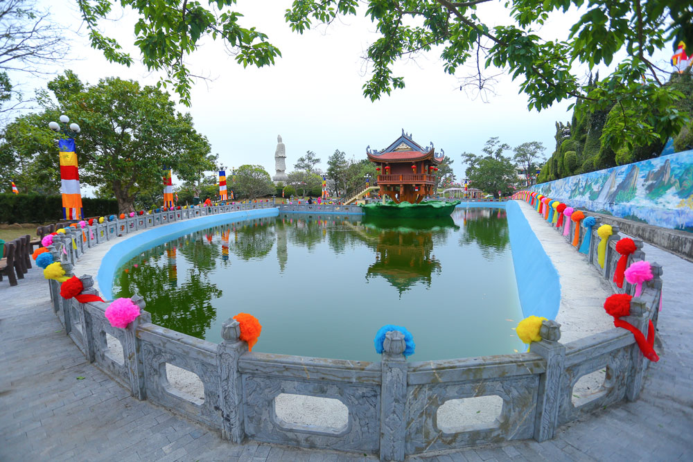 Hồ bán nguyệt chùa Ba Vàng được trang trí sắc màu rực rỡ