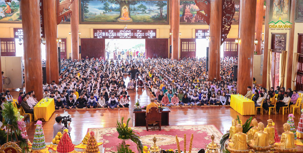 Hơn 1000 bạn học sinh trường THPT Phạm Văn Nghị đã có buổi giao lưu với Sư Phụ 
