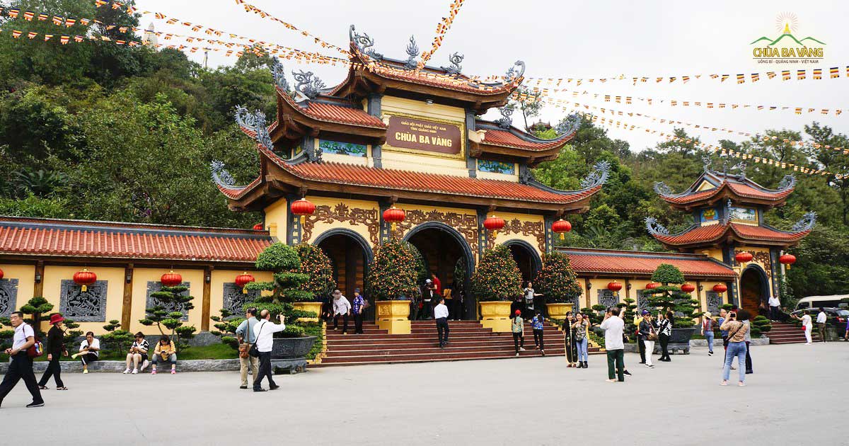Khu vực cổng Tam Quan của chùa đã được treo những lá cờ ngũ sắc Phật giáo