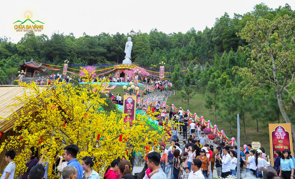 Khu vườn xuân tâm linh tại khu thờ Đức Phật A Di Đà vào dịp đầu xuân năm mới có rất nhiều du khách về chùa chiêm bái