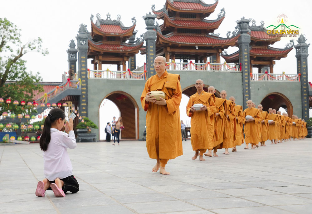 Một trong những yếu tố kinh doanh thành công chính là phải biết tích lũy phước báu cho chính mình bằng việc cúng dường Tam Bảo