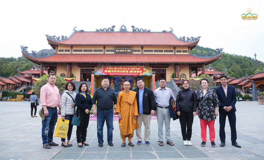 Ông D.Damdintseren và các lãnh đạo cấp cao Tổng cục thi hành án Mông Cổ đã có chuyến thăm quan tại chùa Ba Vàng