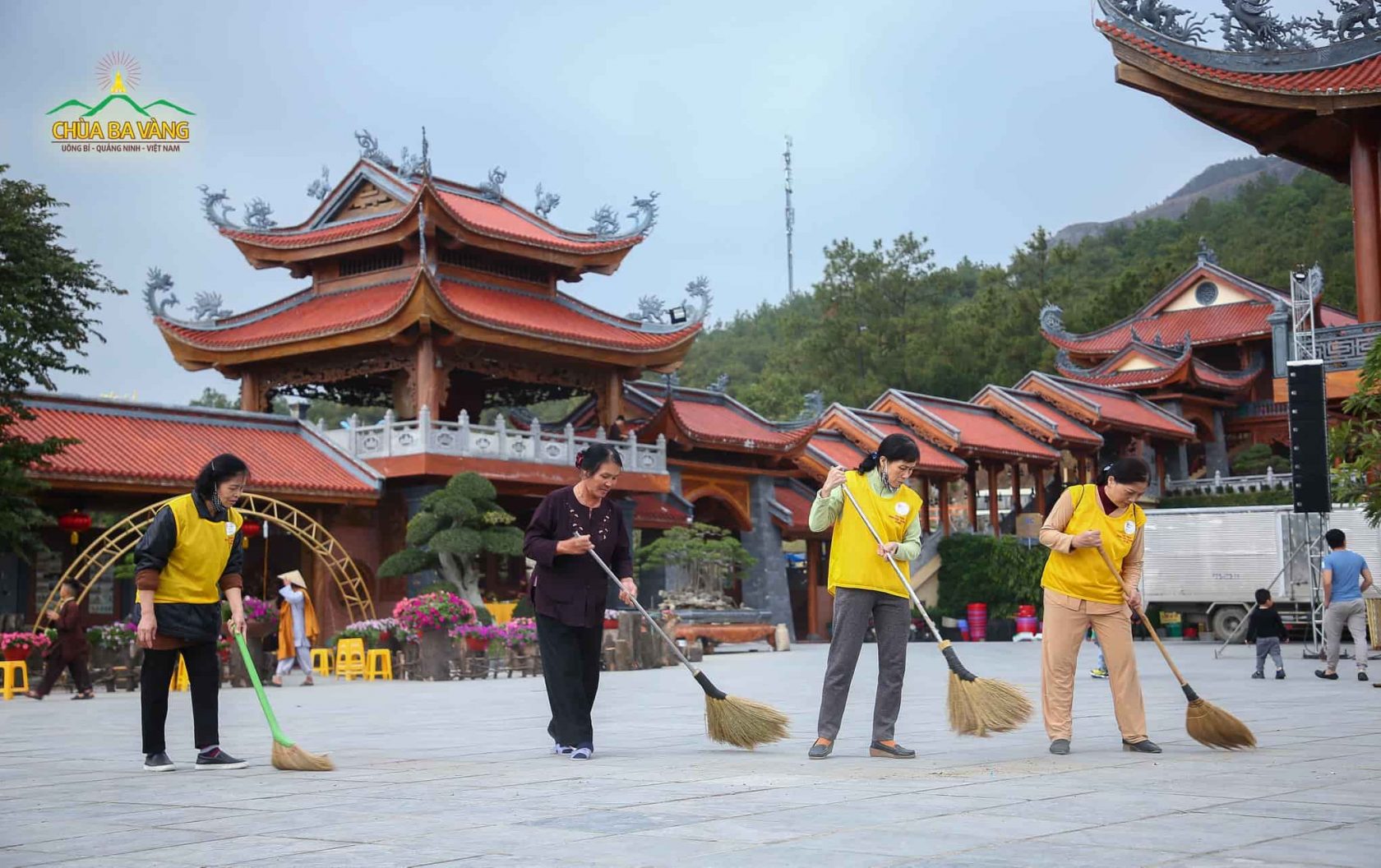 Các cô bác Phật tử đang quét dọn chùa đón ngày Phật thành đạo
