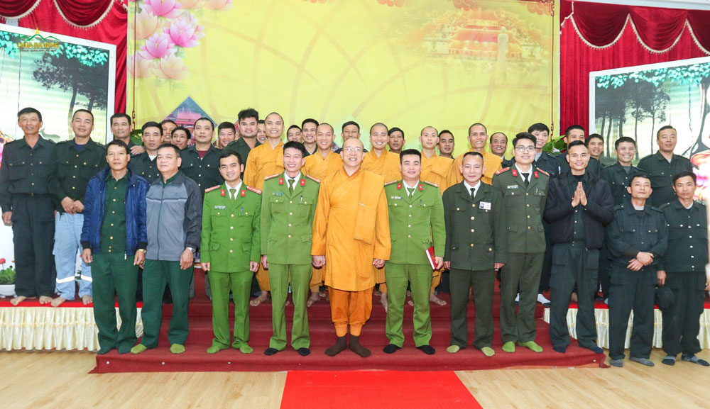 Sư Phụ, chư Tăng chụp hình lưu niệm cùng các đồng chí cán bộ công an thành phố Uông Bí và Ban An ninh của chùa