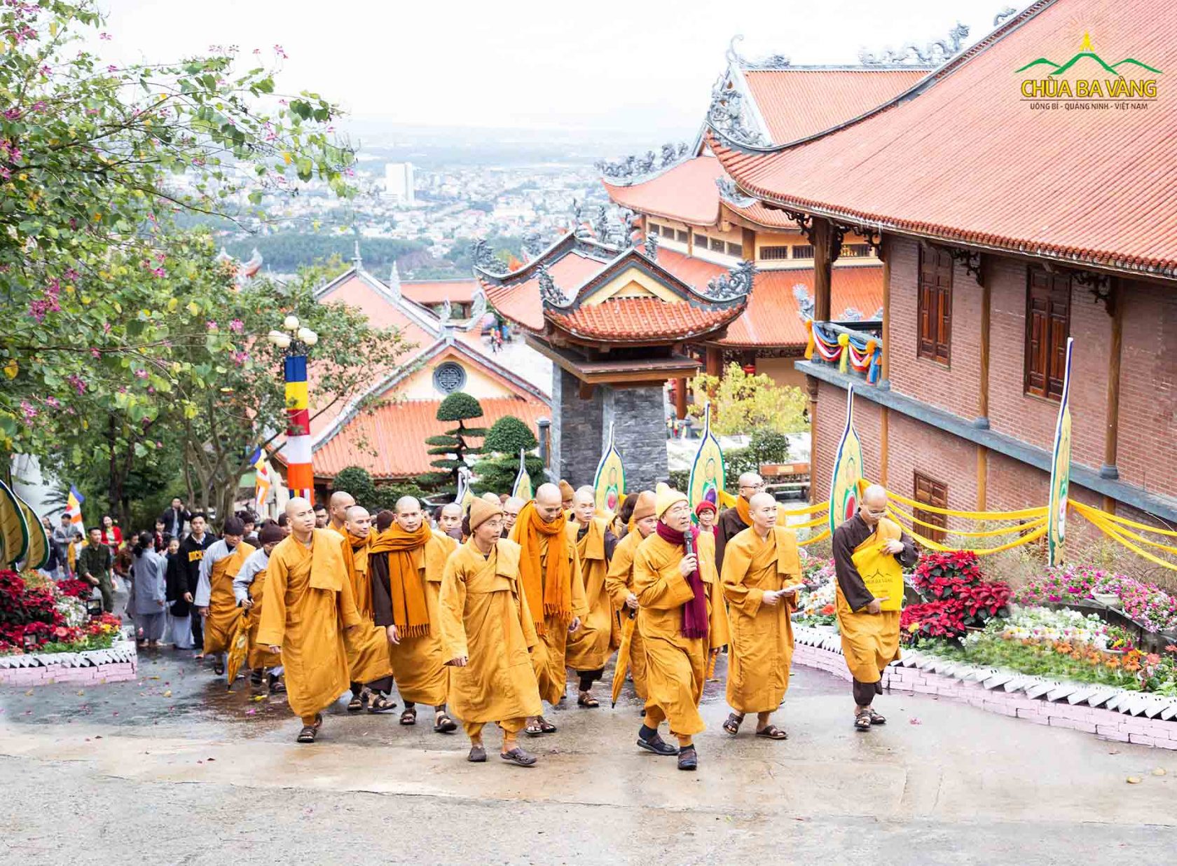 Sư Phụ dẫn chư Tăng Ni Phật tử đi du xuân trong cảnh sắc rực rỡ tại chùa Ba Vàng