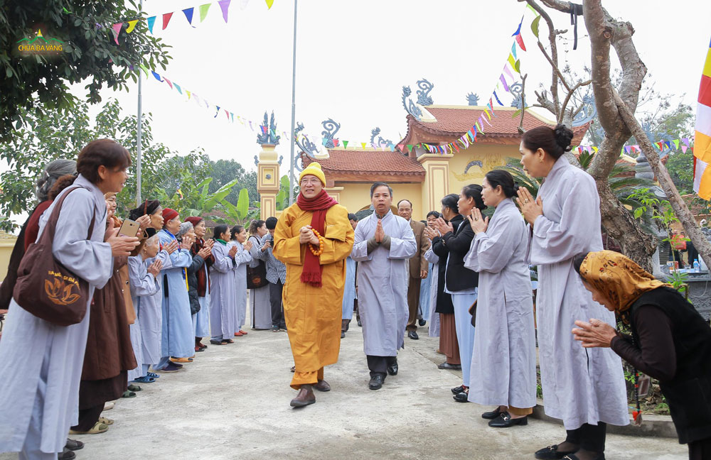 Các Phật tử chào đón Sư Phụ đến tham gia chương trình từ thiện