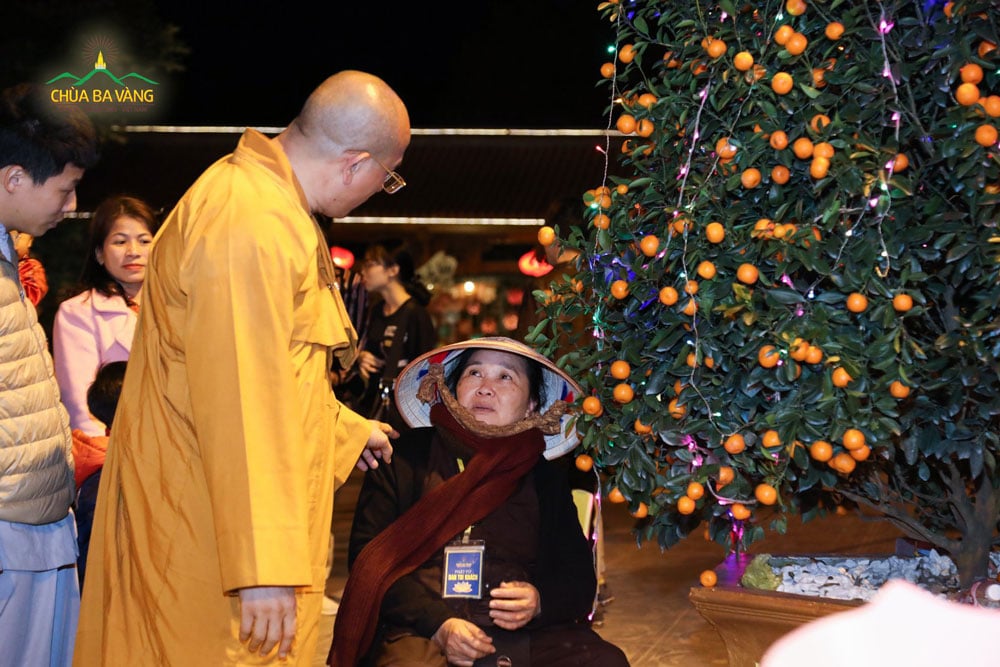 Sư Phụ quan tâm và hỏi thăm Phật tử làm công quả