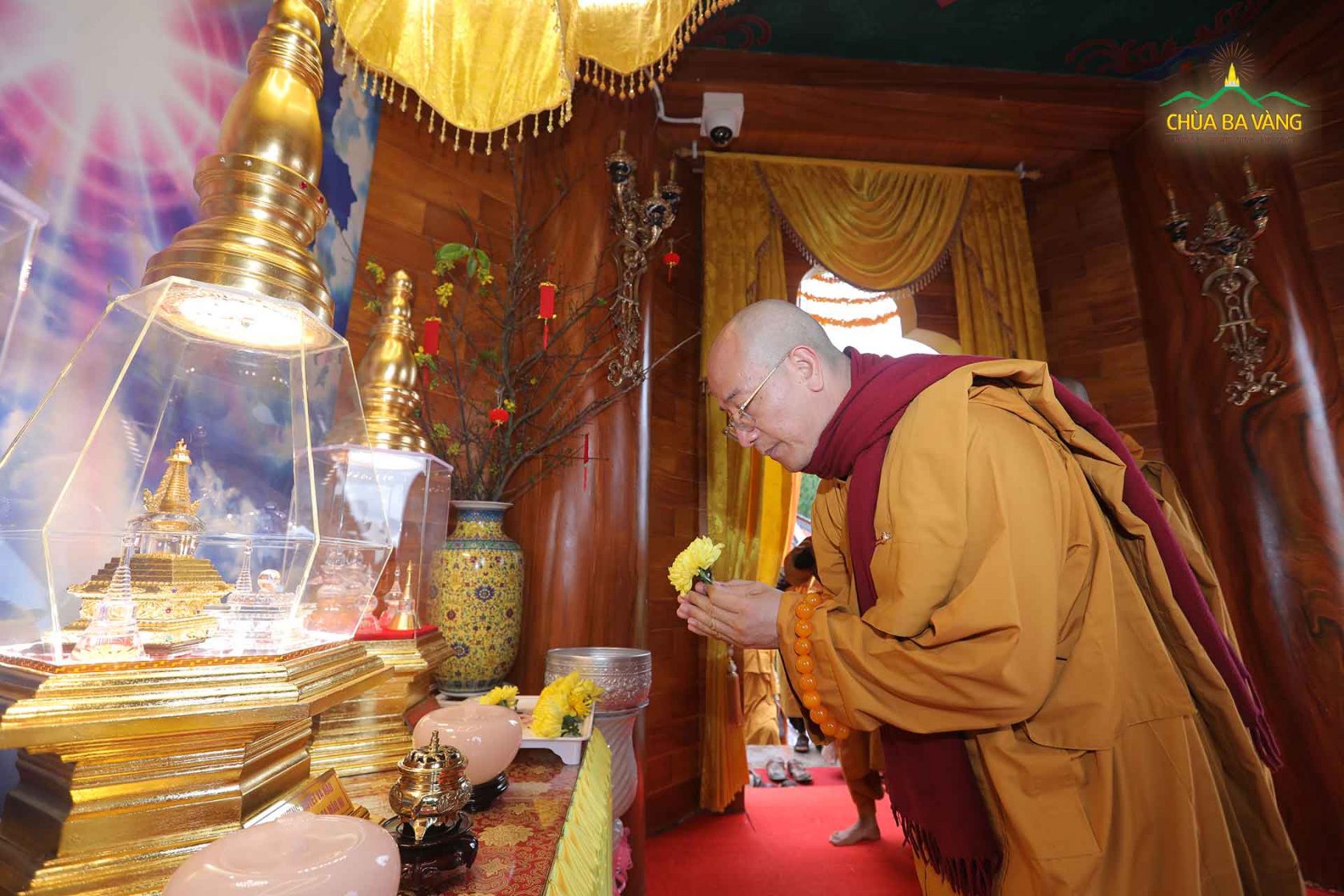 Sư Phụ thành kính dâng hoa cúng dường Xá Lợi Phật