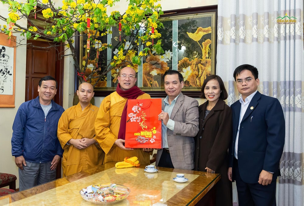 Cán bộ Ủy ban MTTQ Việt Nam tỉnh Quảng Ninh thăm và chúc Tết chùa Ba Vàng