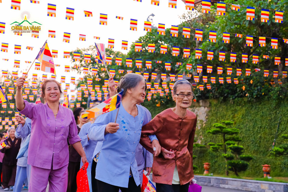 Sư Phụ Thích Trúc Thái Minh rất vui khi các cụ già có đủ nhân duyên thù thắng được về chùa Ba Vàng tu tập 