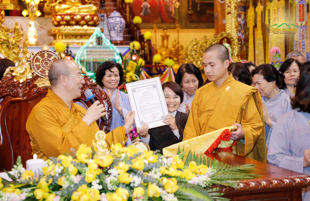 Sư Phụ trao bằng quyết định thành lập đạo tràng Trúc Minh do Phật tử Lưu Thị Bình làm đạo tràng trưởng