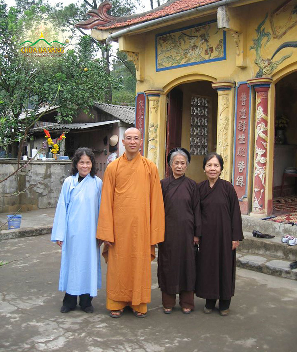 Sư Phụ và các Phật tử tại chùa cũ 