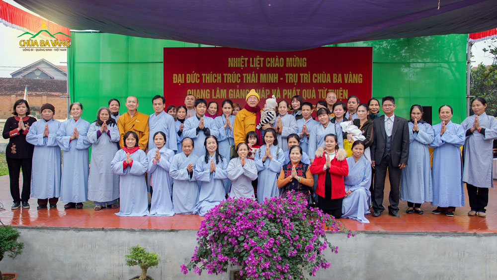 Sư Phụ và chư Tăng chụp ảnh lưu niệm cùng các Phật tử tại tỉnh Vĩnh Phúc