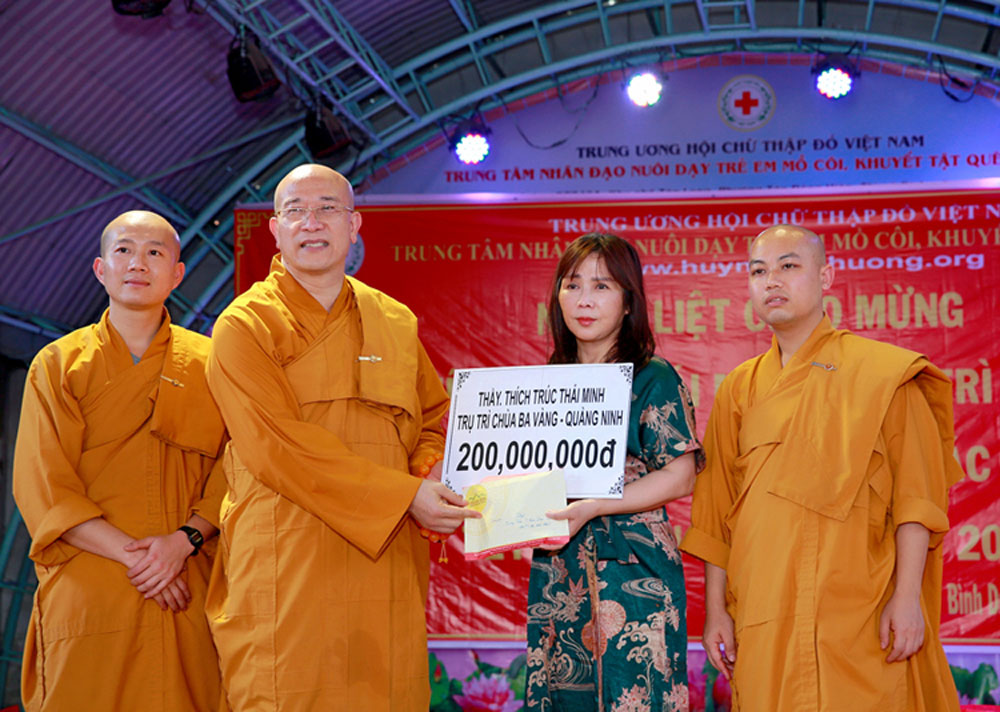 Sư Phụ và chư Tăng trao tặng phần kinh phí tới Trung tâm nhân đạo Quê Hương 